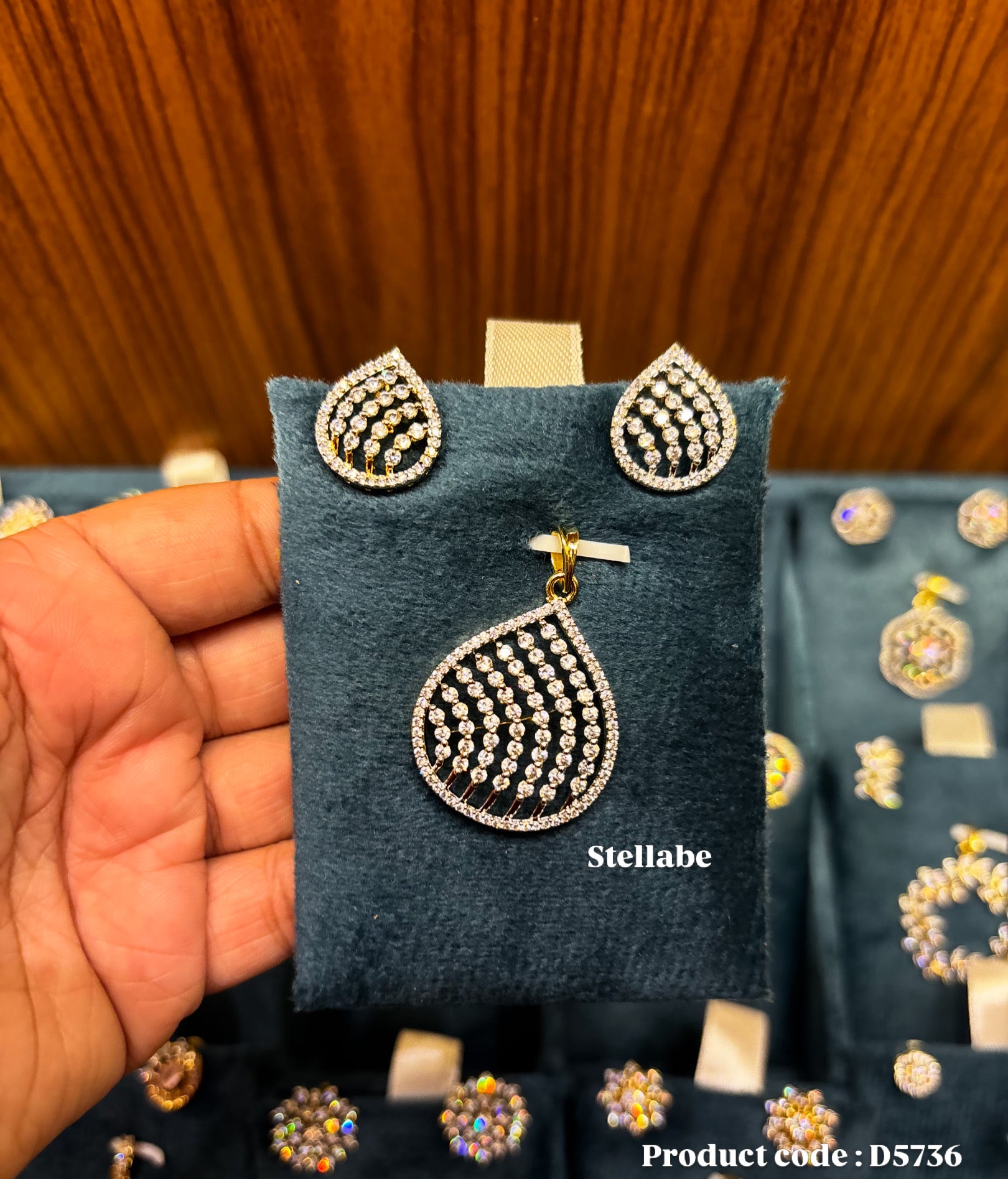 D5736 | Diamond replica pendant set